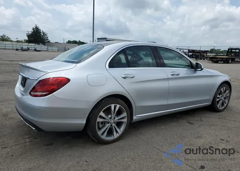 2015 Mercedes-Benz C 300 4Matic z USA, uszkodzony, nr VIN 55SWF4KB2FU070459